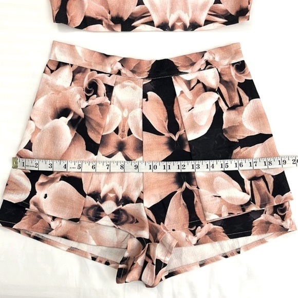 L’atiste By Amy Two Piece Floral Set High Rise Shorts Crop Top Navy Pink - Picture 9 of 16